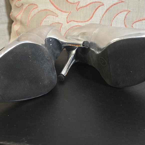 Silver Heels size 6 - Picture 5 of 5